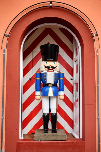 Cascanueces de madera en el tradicional mercado europeo de Navidad —  Fotos de Stock