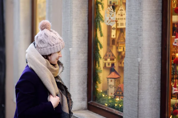 Fiatal nő keres, Xmas játékok és kiegészítők, a hagyományos karácsonyi vásár-Bajorország, Németország. — Stock Fotó
