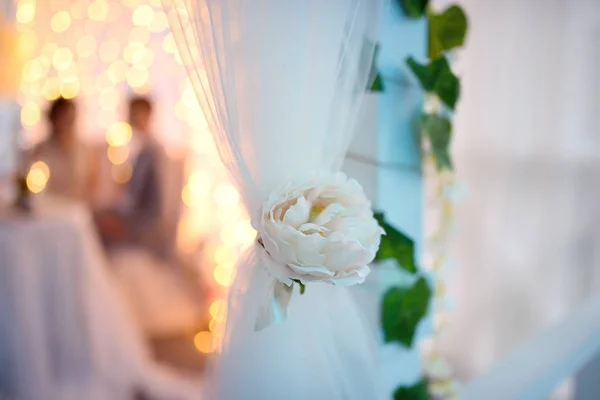 Mooie kunstmatige bloem decoratie in interieur tijdens bruiloft receptie — Stockfoto