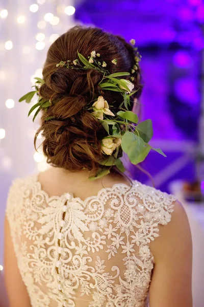 Краса весільна зачіска з натуральними квітами для молодої нареченої — стокове фото