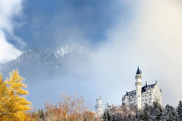Fantastisk scen av Kungliga slottet Neuschwanstein och omgivningarna i Bayern, Tyskland (Deutschland) — Stockfoto