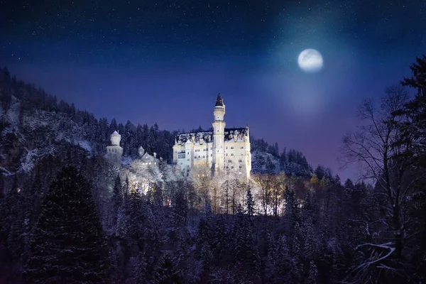 Espléndida escena nocturna del castillo real Neuschwanstein y alrededores en Baviera, Alemania (Deutschland ) — Foto de Stock