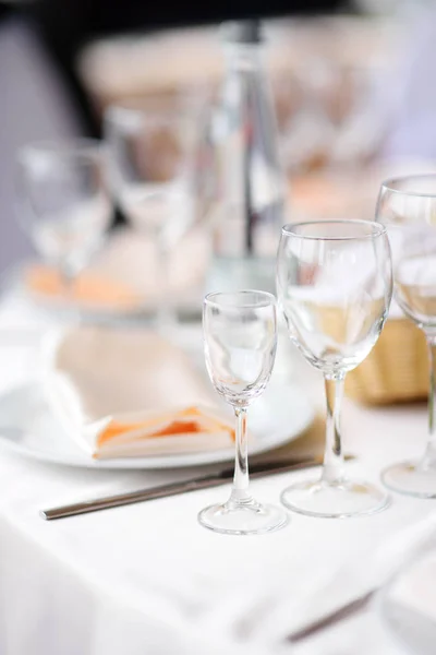 Conjunto de mesa bonita com dois copos para recepção de casamento — Fotografia de Stock