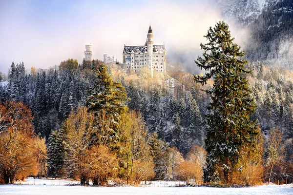 Fantastisk scen av Kungliga slottet Neuschwanstein och omgivningarna i Bayern, Tyskland (Deutschland) — Stockfoto