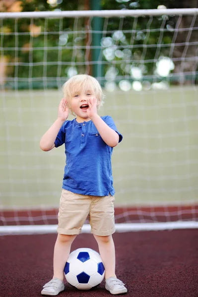 Menino se divertindo jogando um jogo de futebol / futebol no dia de verão — Fotografia de Stock