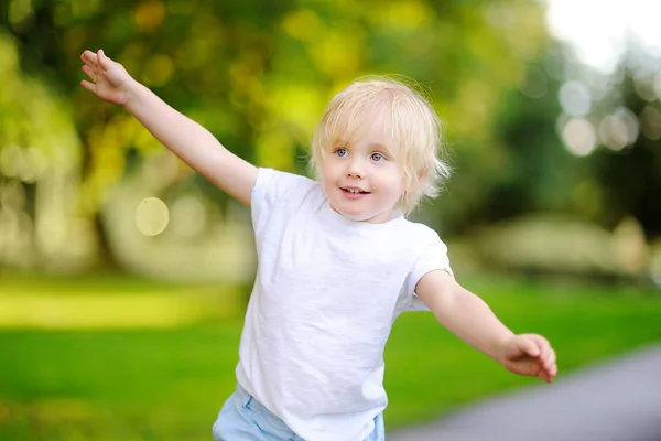 Al aire libre retrato de divertido niño emocional que sobresale la lengua — Foto de Stock