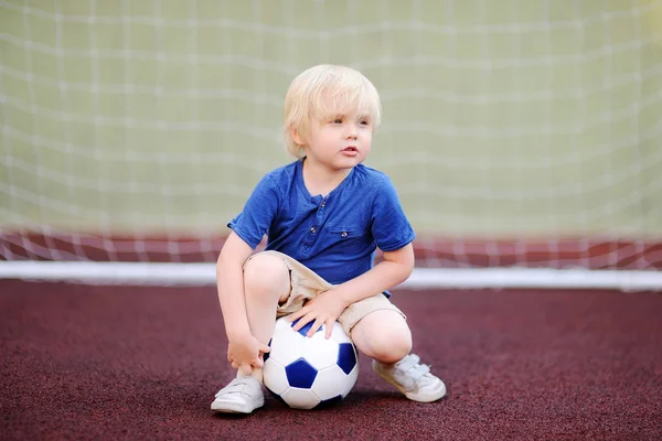 Menino se divertindo jogando um jogo de futebol / futebol no dia de verão — Fotografia de Stock