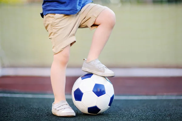 Menino se divertindo jogando um jogo de futebol / futebol no dia de verão — Fotografia de Stock