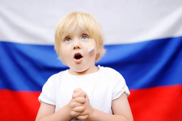 Retrato de menino emocional com bandeira russa no fundo — Fotografia de Stock