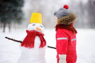 Küçük çocuk onun sırları veya Noel hediyesi hakkında kardan adam söyle