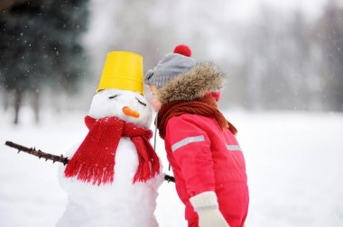 Küçük çocuk onun sırları veya Noel hediyesi hakkında kardan adam söyle