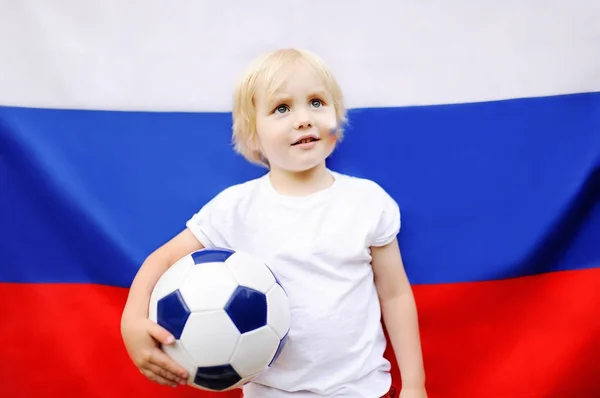 Retrato de menino bonito com bandeira russa no fundo — Fotografia de Stock