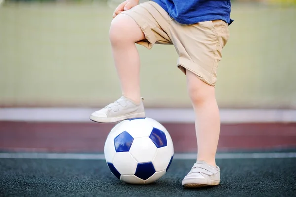 Menino se divertindo jogando um jogo de futebol / futebol no dia de verão — Fotografia de Stock