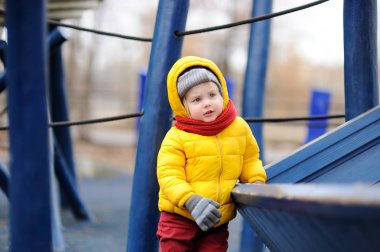 Küçük yakışıklı açık sahada eğleniyor
