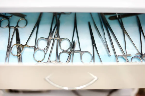 Chirurgické nástroje chirurgické/veterinární leží v šuplíku — Stock fotografie