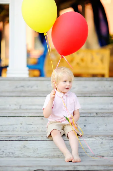 Child ready to congratulate a friend on his birthday — Stock Photo, Image