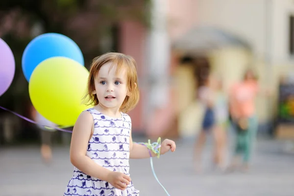 Child ready to congratulate a friend on his birthday — Stock Photo, Image