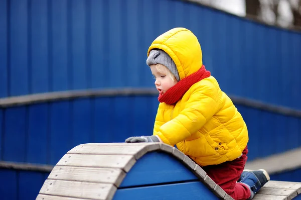 Netter kleiner Junge hat Spaß auf Spielplatz im Freien — Stockfoto