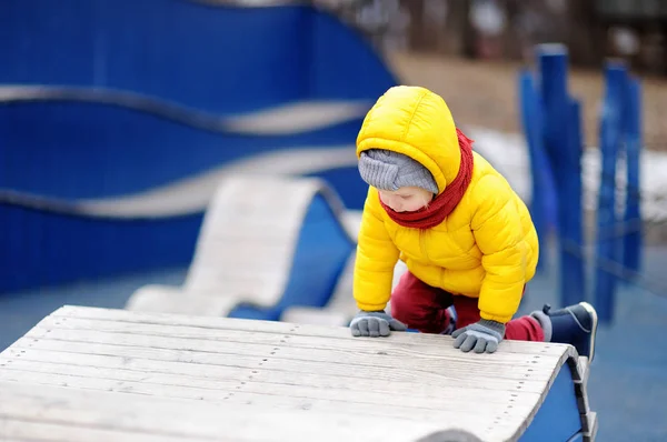 Bonito menino se divertindo no parque infantil ao ar livre — Fotografia de Stock