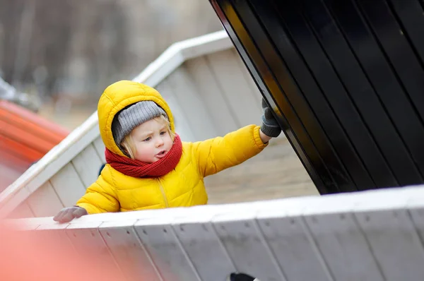 Petit garçon mignon s'amusant sur une aire de jeux extérieure — Photo