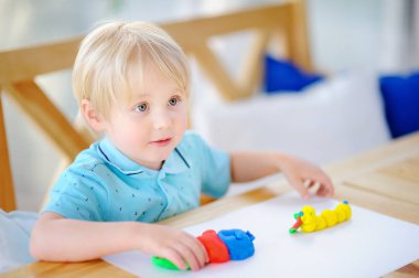 Yaratıcı çocuk anaokulu, renkli modelleme kil ile oynarken