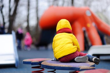 Küçük yakışıklı açık sahada eğleniyor