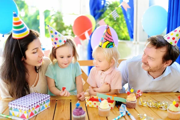 ?hildren e seus pais se divertindo e celebrar a festa de aniversário — Fotografia de Stock