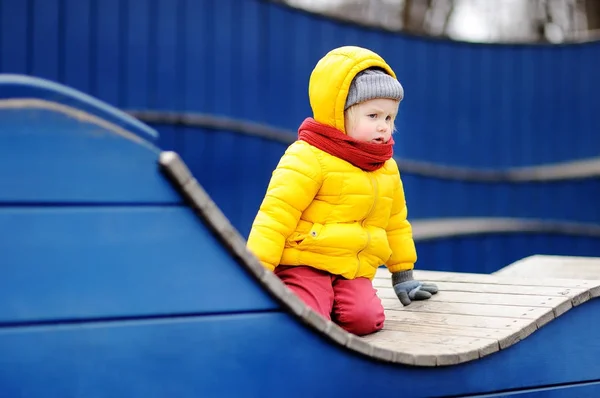 Bonito menino se divertindo no parque infantil ao ar livre — Fotografia de Stock