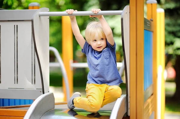 Liten pojke att ha kul på lekplatsen utomhus/i bild — Stockfoto