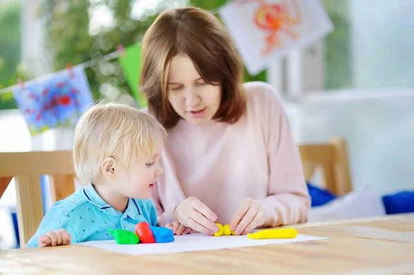Cute little boy drawing and painting with colorful markers pens at kindergarten — Stock Photo, Image