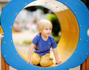 Küçük çocuk eğleniyor açık Bahçesi/slayt