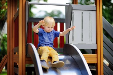 Küçük çocuk eğleniyor açık Bahçesi/slayt