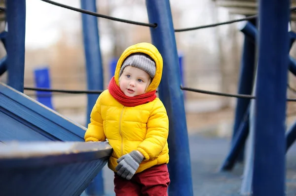 Lindo niño que se divierte en el patio al aire libre — Foto de Stock
