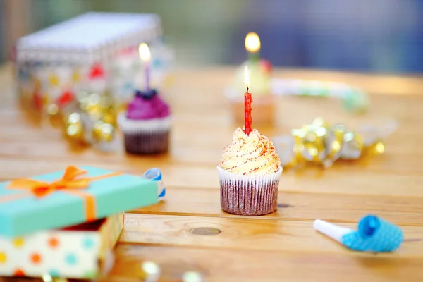 Oslava narozenin s barevné dekorace a koláče se svíčkami — Stock fotografie
