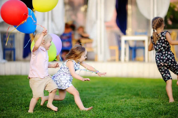 Niño y niña divirtiéndose durante la celebración de la fiesta de cumpleaños —  Fotos de Stock