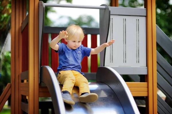 Küçük çocuk eğleniyor açık Bahçesi/slayt