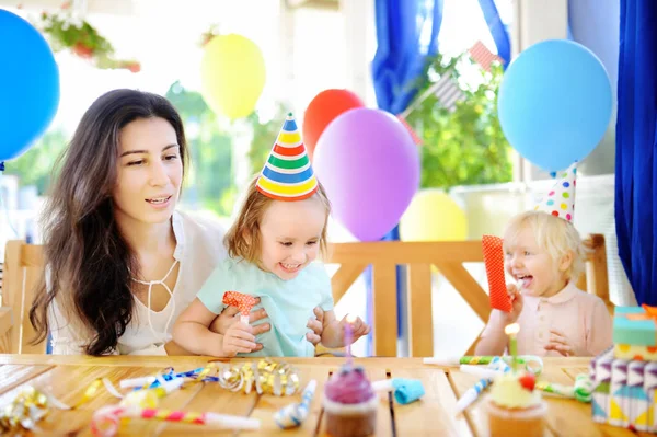 Küçük çocuk ve anneleri ile renkli dekorasyon doğum günü partisi ve renkli dekorasyon ve pasta ile kek kutlamak — Stok fotoğraf