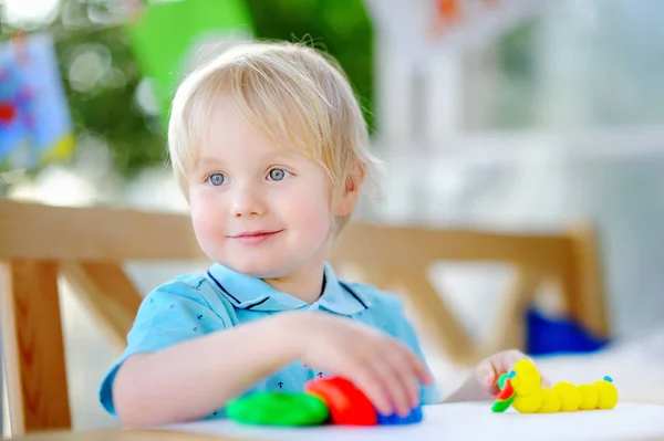 Kreatív fiú játszik a színes modellezés agyag óvoda — Stock Fotó