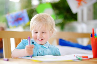 Çizim ve boyama ile renkli işaretleyicileri kalemler anaokulu, şirin küçük çocuk