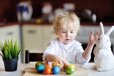 Paskalya ile oynayan sevimli yürümeye başlayan çocuk yumurta Paskalya gününde