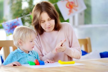 Yaratıcı çocuk anaokulu, renkli modelleme kil ile oynarken