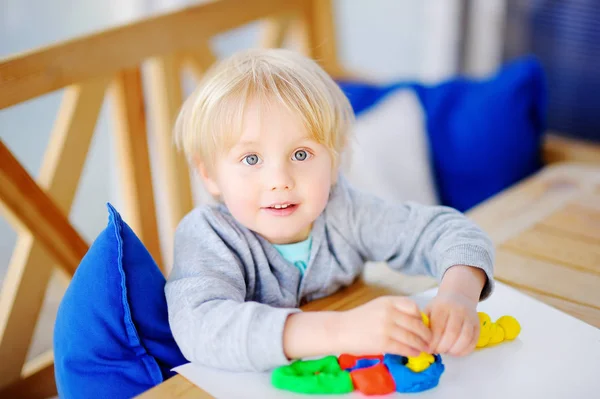 Kreativa pojke leker med färgglada modellering lera på dagis — Stockfoto