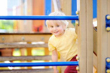 Küçük çocuk açık sahada eğleniyor
