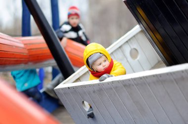 Küçük yakışıklı açık sahada eğleniyor