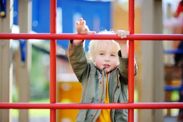 Liten pojke att ha kul på lekplatsen utomhus — Stockfoto