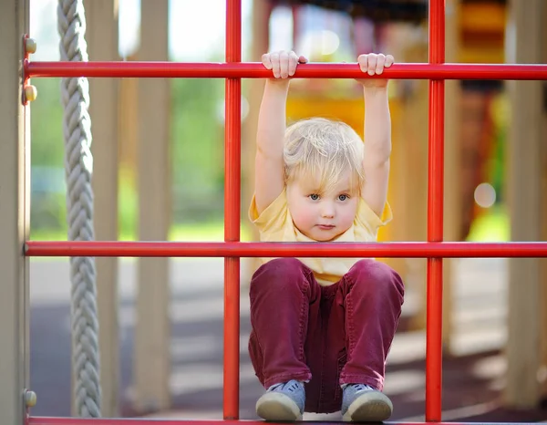 Мальчик веселится на открытой площадке — стоковое фото