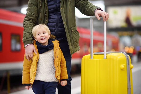 Glimlachend Jongetje Zijn Vader Wachten Sneltrein Railway Station Platform Reizen — Stockfoto