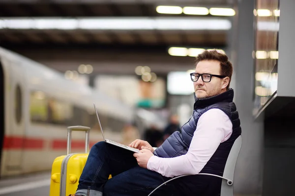 Frilansare Som Arbetar Med Laptop Järnvägsstation Medan Väntar Transport Stilig — Stockfoto