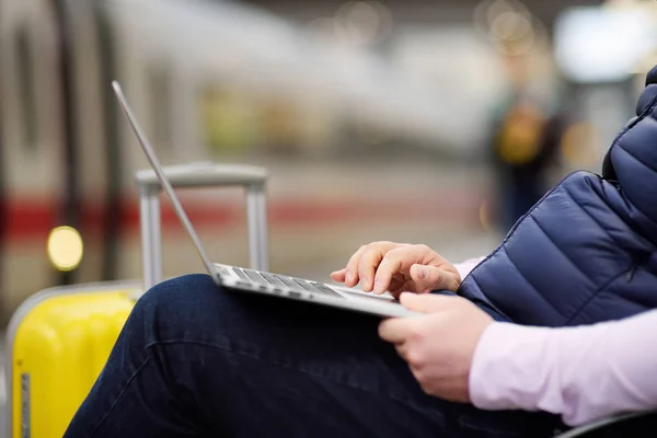 Freelancer Werken Met Een Laptop Een Treinstation Terwijl Wacht Vervoer — Stockfoto