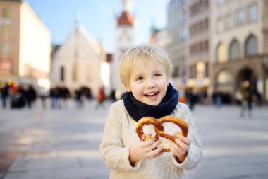 Küçük turistik geleneksel Bavyera ekmek tutan Belediye Münih Almanya'da arka bina simit çağrıda